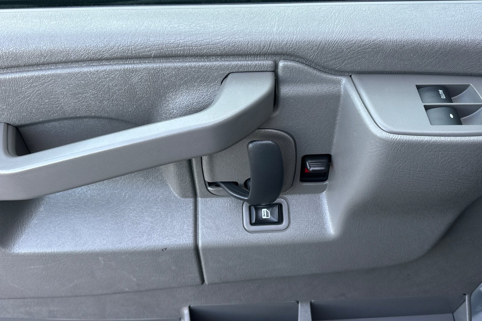 2023 Chevrolet Express Passenger 3500 1LS