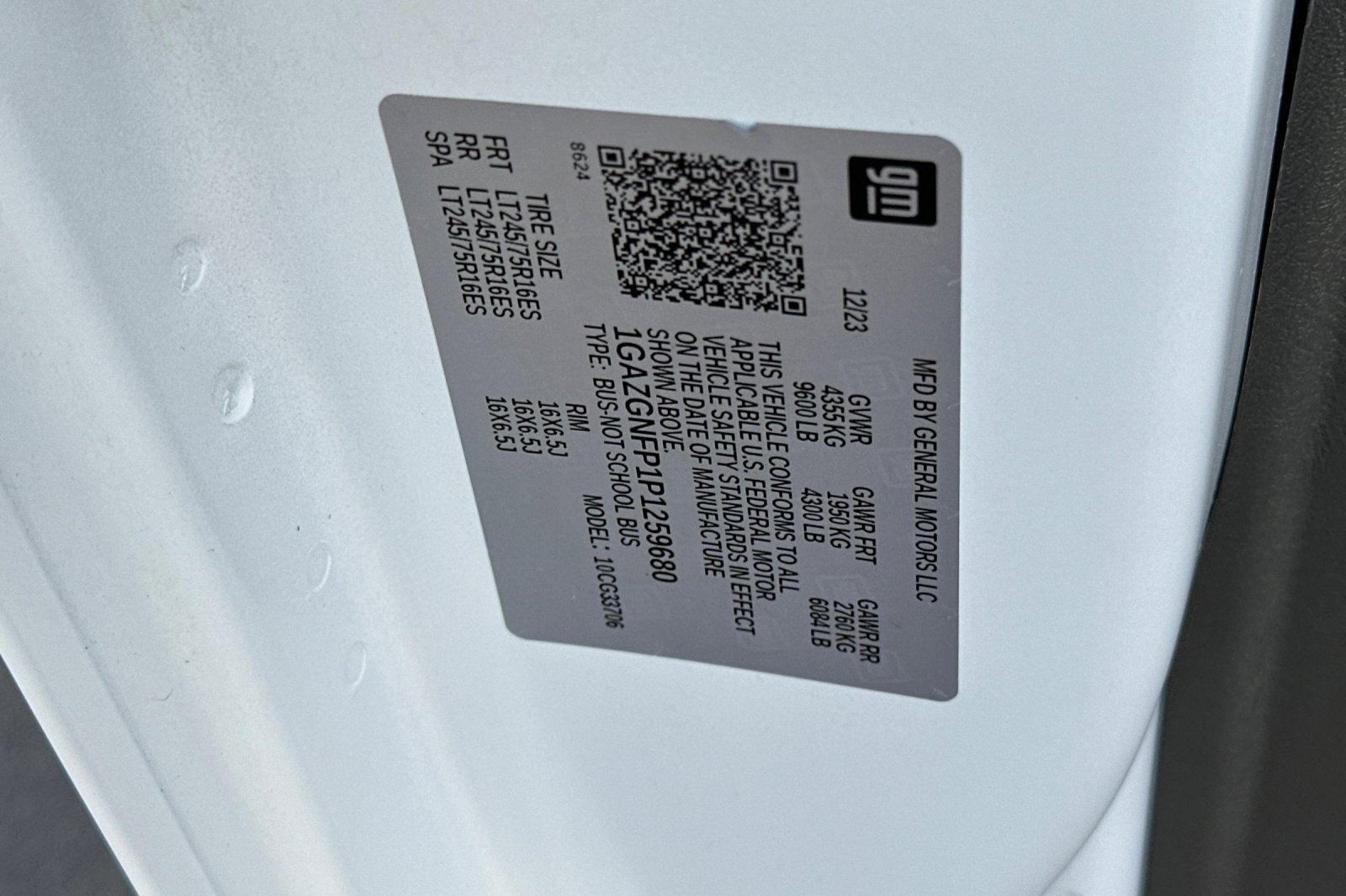 2023 Chevrolet Express Passenger 3500 1LS