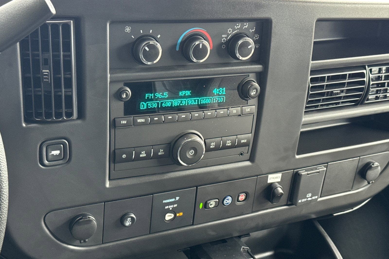 2025 Chevrolet Express Cutaway 3500 1WT