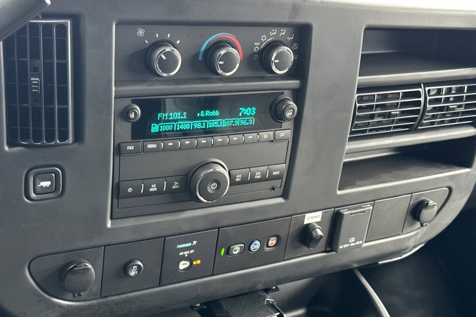 2025 Chevrolet Express Cutaway 3500 1WT