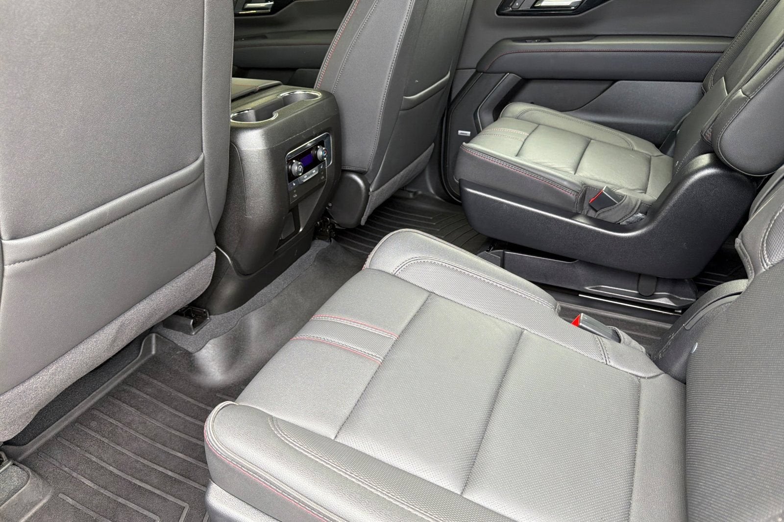 2025 Chevrolet Suburban RST