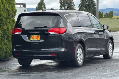 2022 Chrysler Voyager LX