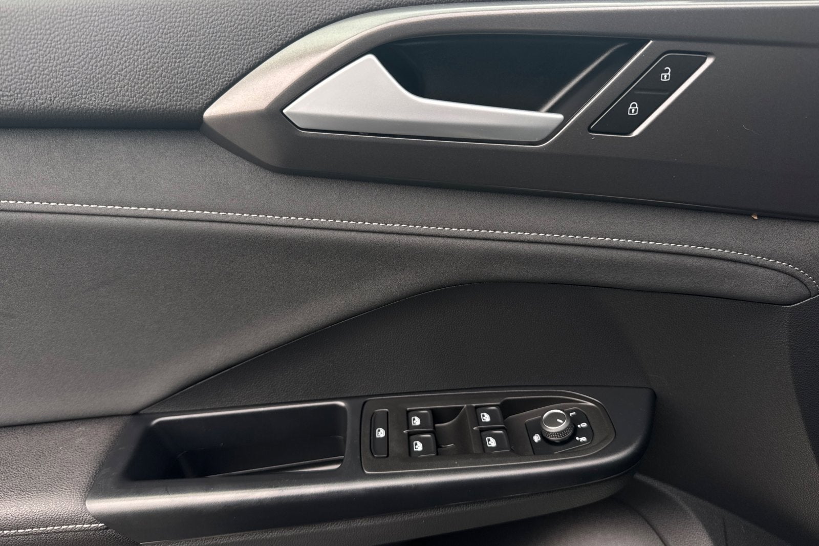 2025 Volkswagen Taos SE Black