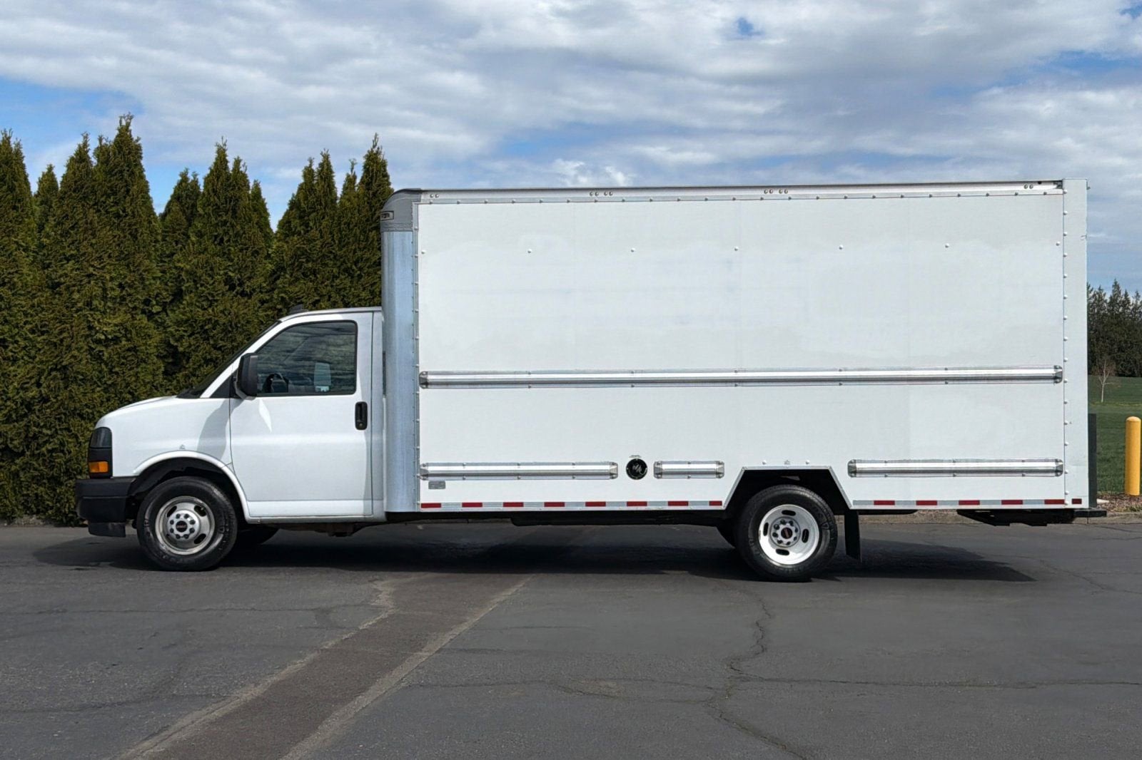 2022 GMC Savana Cutaway 3500 Gas