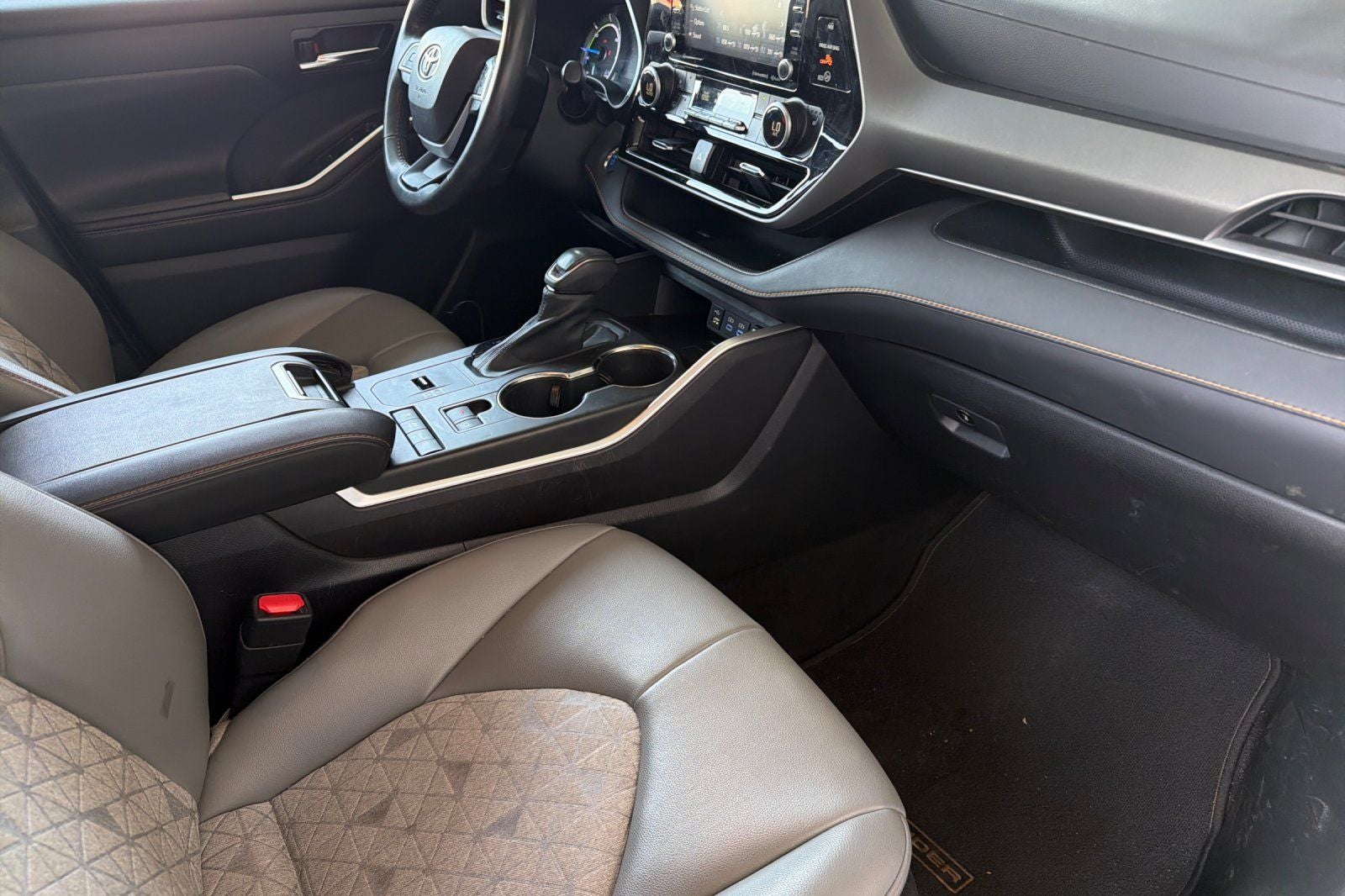 2022 Toyota Highlander Hybrid Bronze Edition