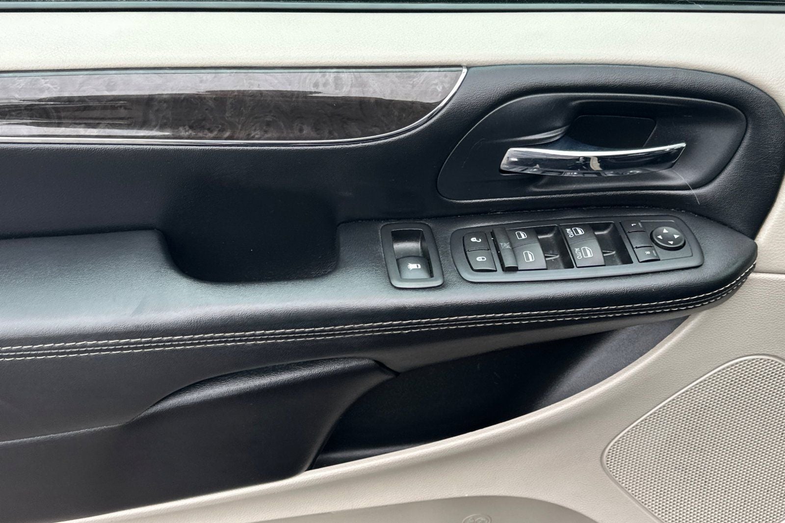 2016 Chrysler Town & Country Touring