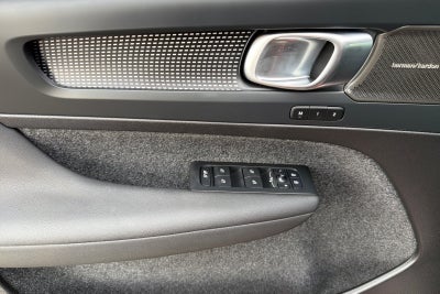 2025 Volvo XC40 B5 Ultra Dark Theme