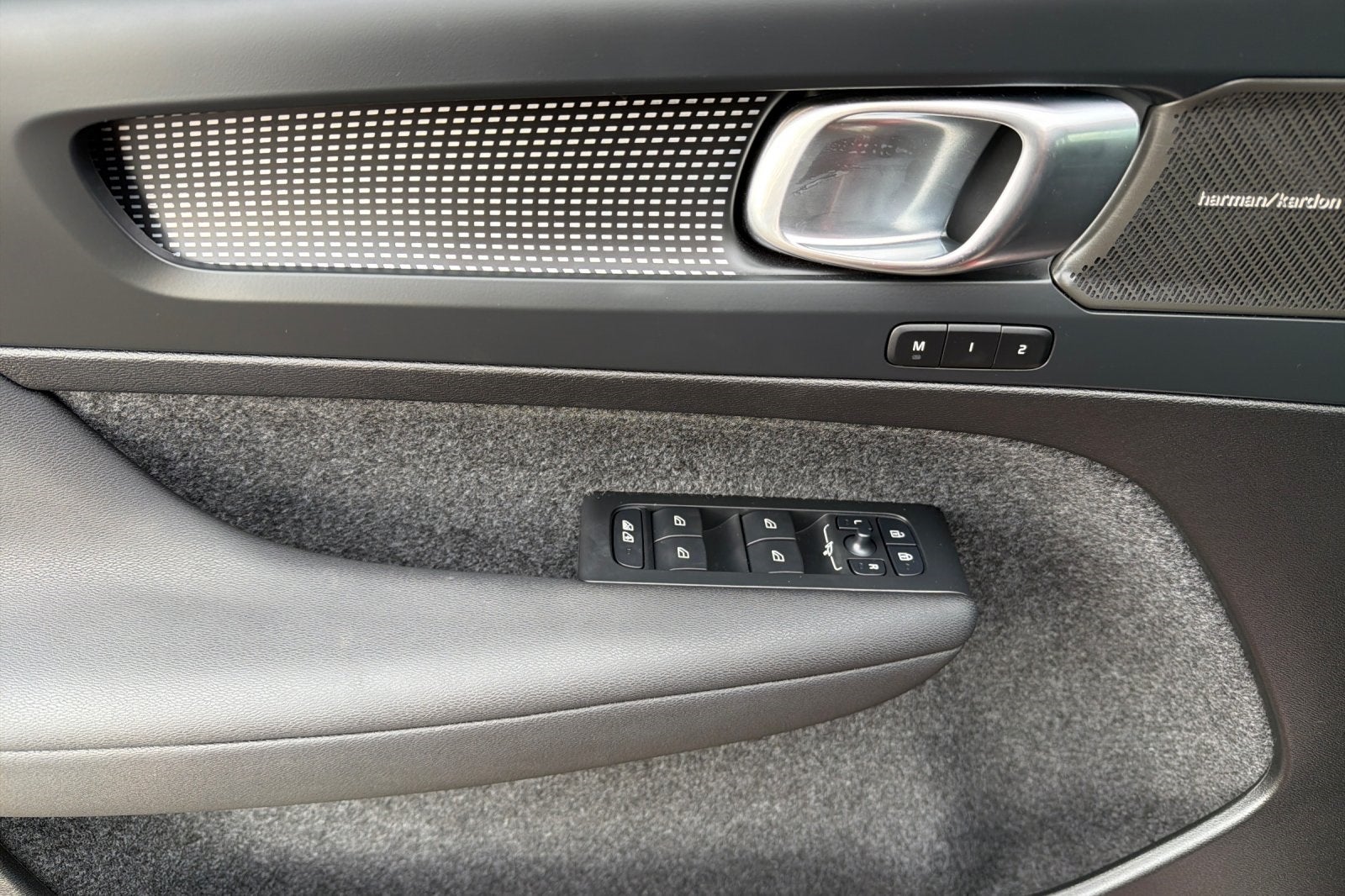 2025 Volvo XC40 B5 Ultra Dark Theme