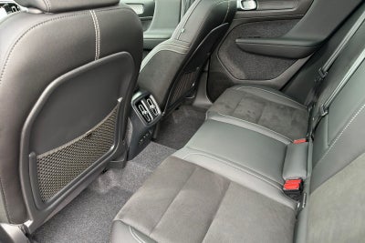 2025 Volvo XC40 B5 Ultra Dark Theme