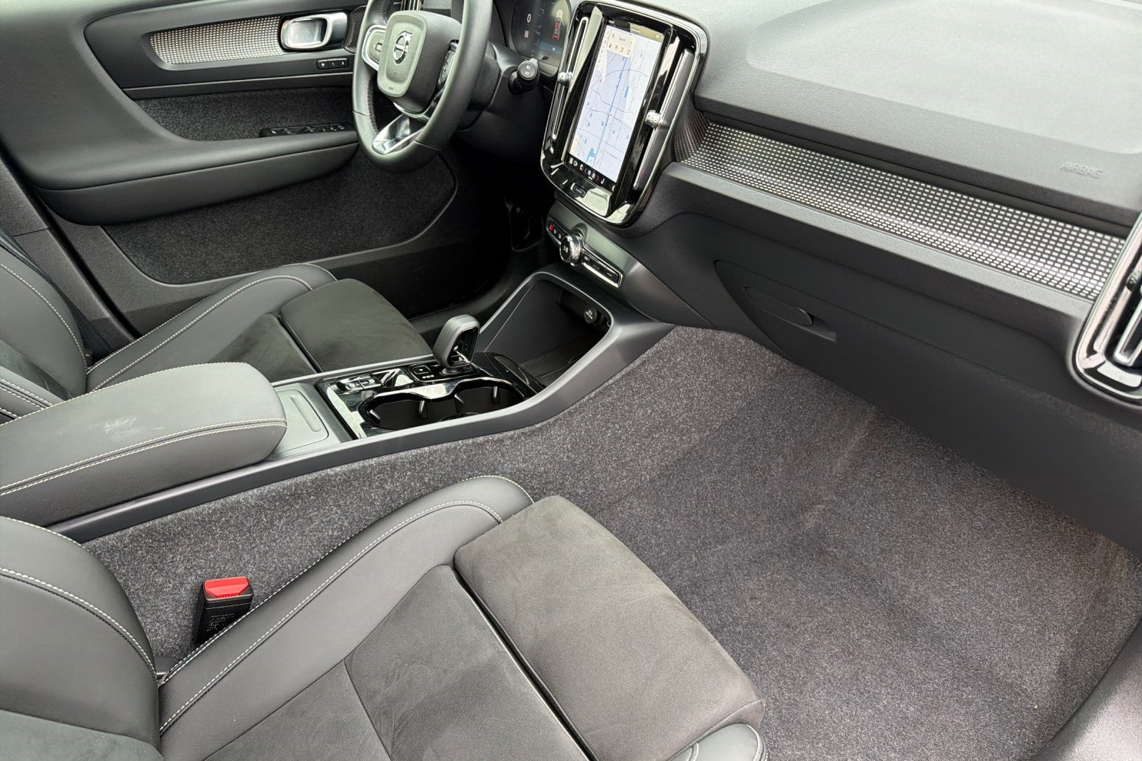 2025 Volvo XC40 B5 Ultra Dark Theme