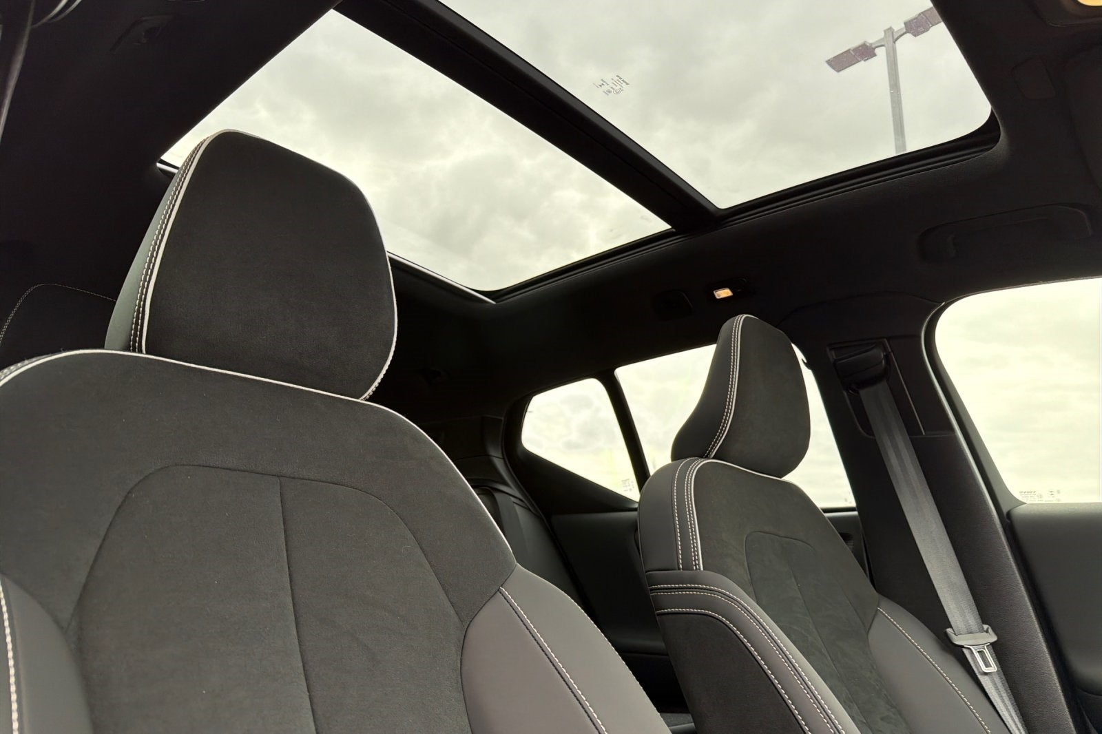 2025 Volvo XC40 B5 Ultra Dark Theme